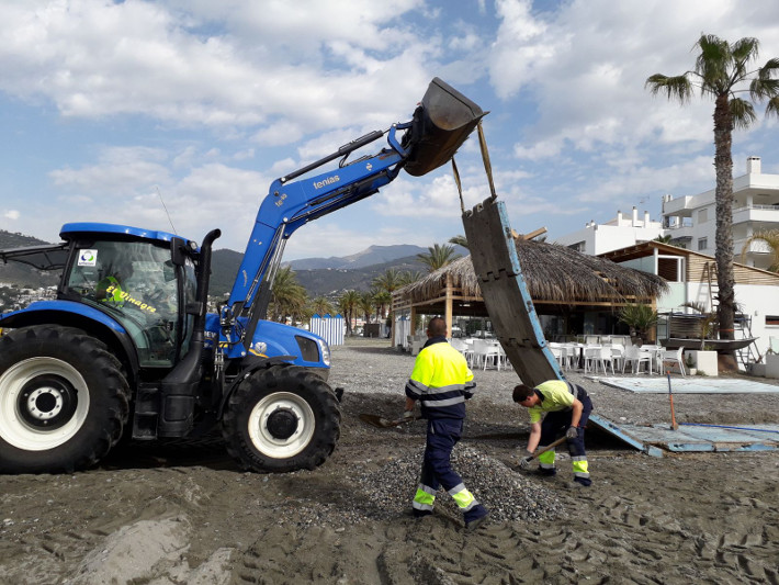 Almu��car mejora la accesibilidad a las playas con m�s pasarelas
